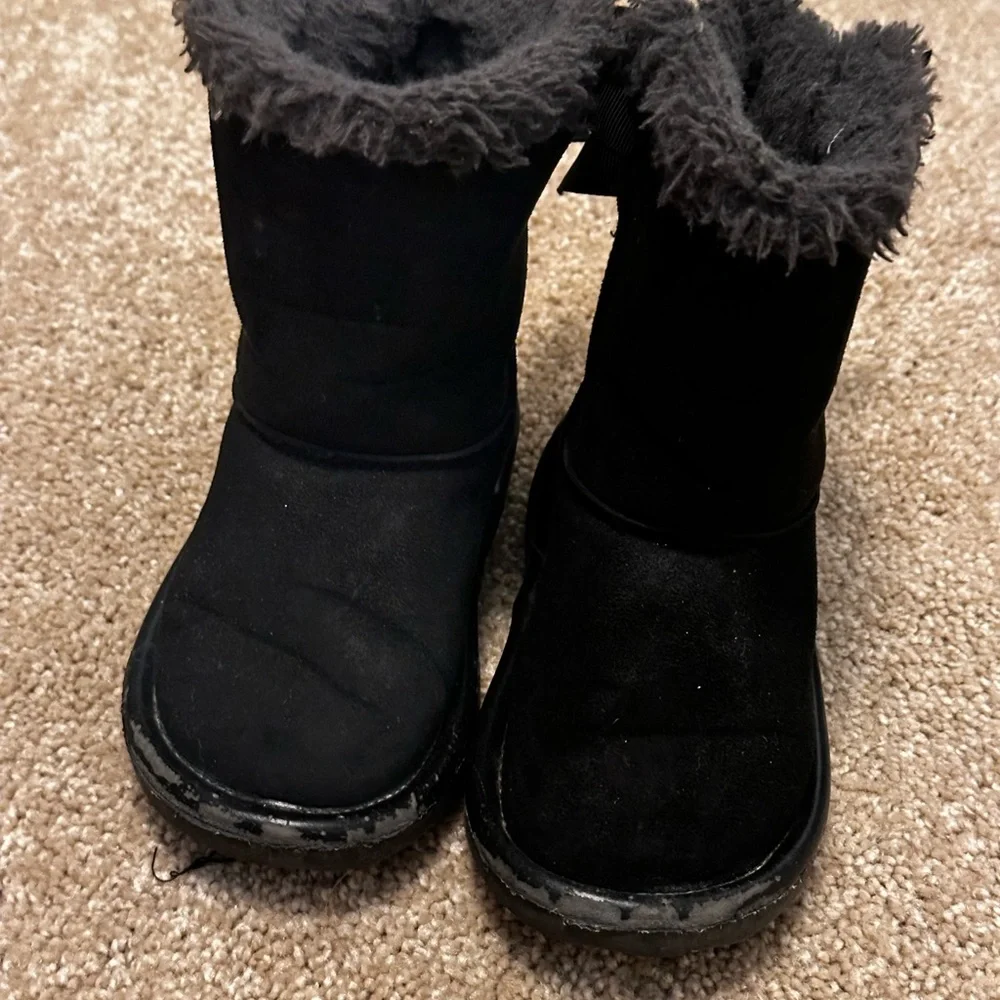 London Fog Collection Black Cozy Faux Fur Winter Bow Back Boots